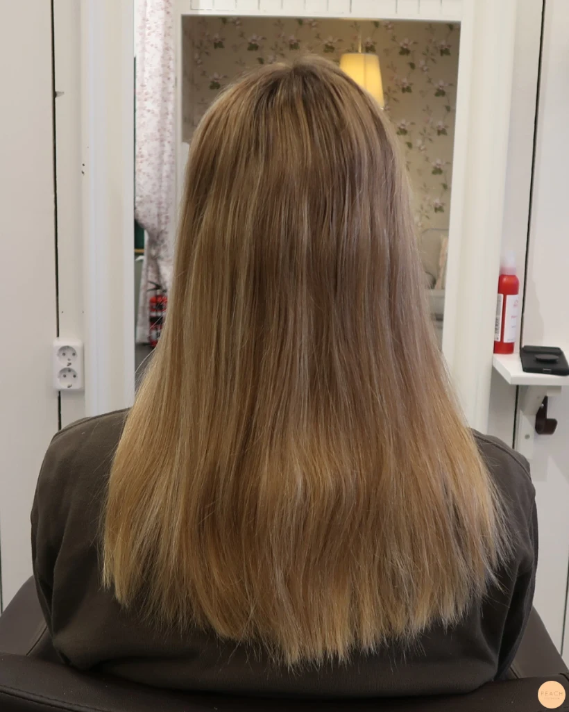 Kall ljusblond hårfärg med slingor