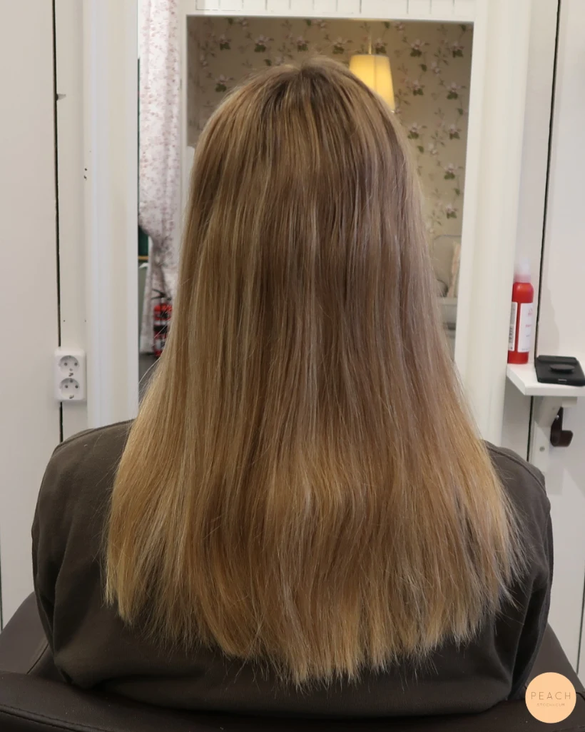 Kall ljusblond hårfärg med slingor
