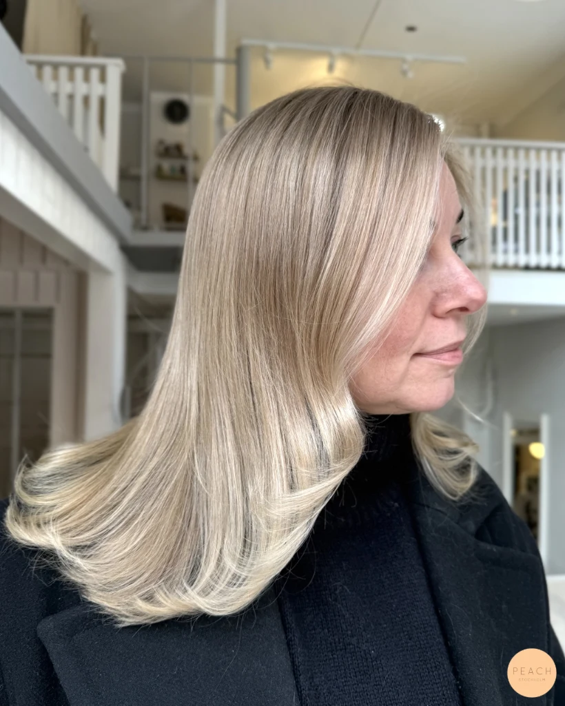 Vaniljblond hårfärg med sval nyansering