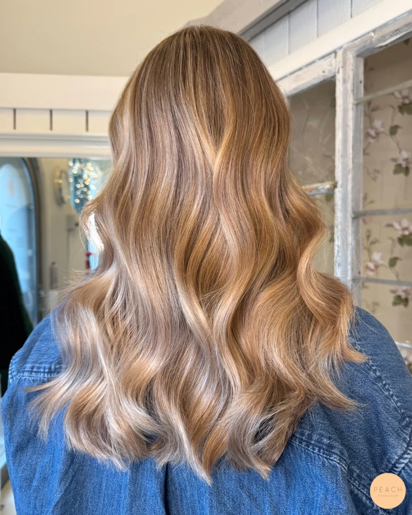 Krämig blond hårfärg med mjuk root shadow