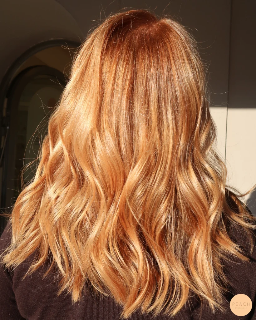 Strawberry blonde hårfärg med honungs skimmer