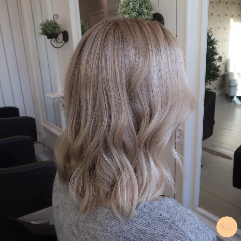 Beige blond hårfärg med många ljusa slingor