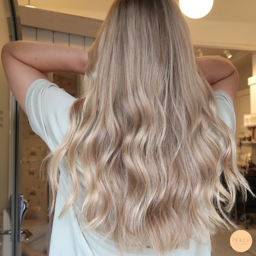Beige guldig hårfärg med ljusa slingor