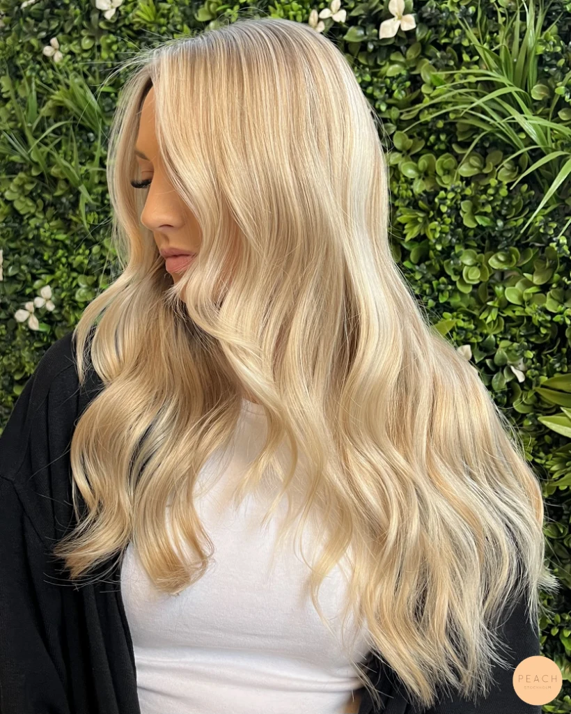 Soft blonde hair med mjuk root shadow