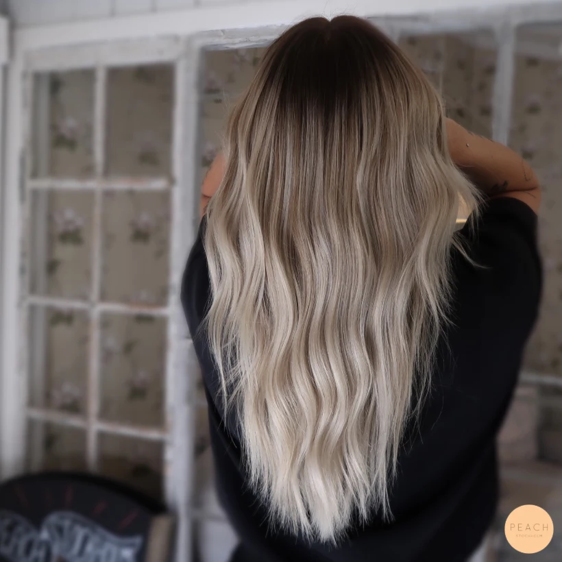 Balayage i svala toner med ljusa slingor
