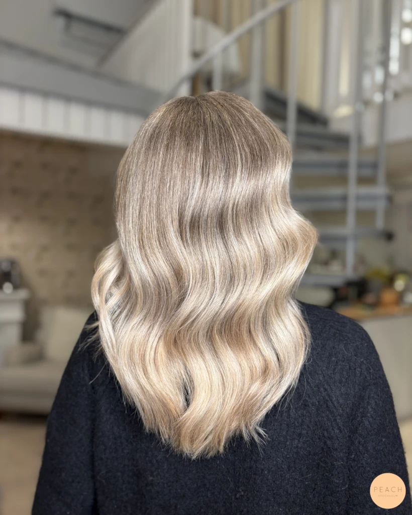 Blond hårfärg med mjuka teasylights