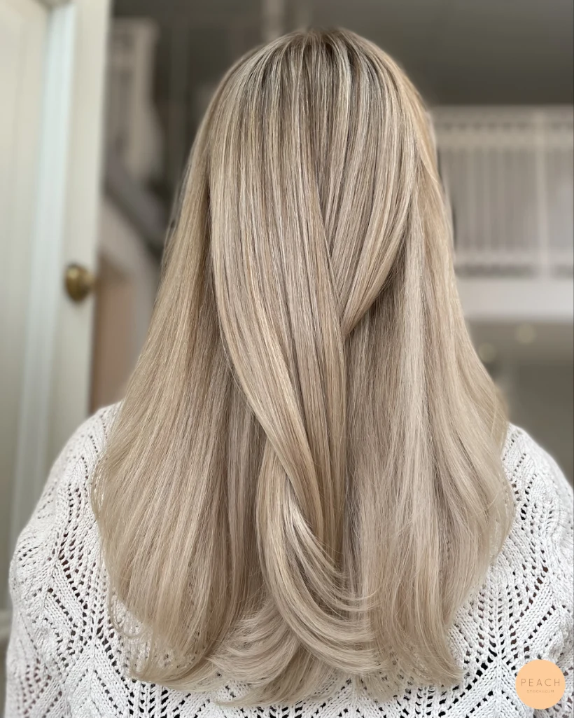 Krämig blond hårfärg med krämig ton