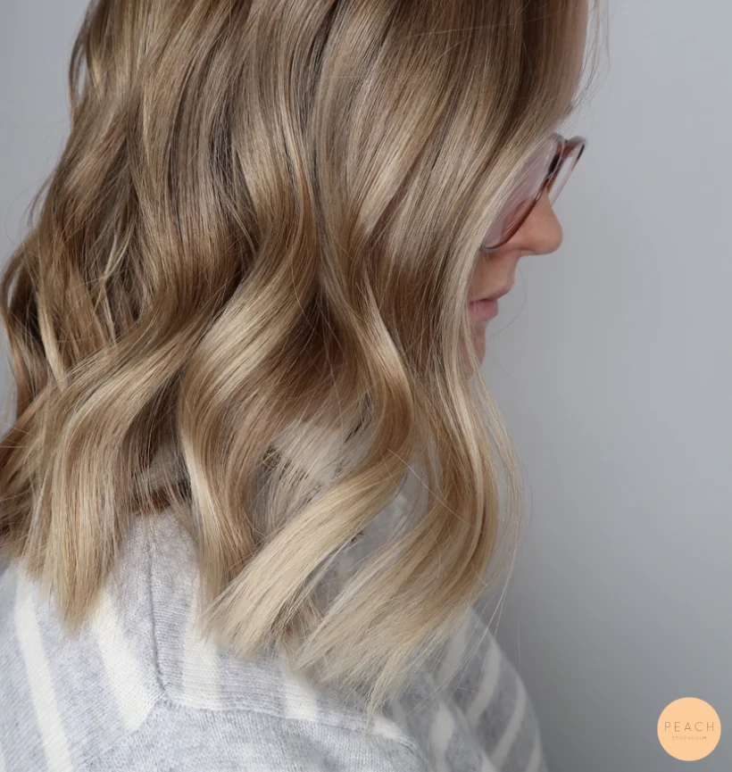 Naturlig blond balayage med ljusa slingor