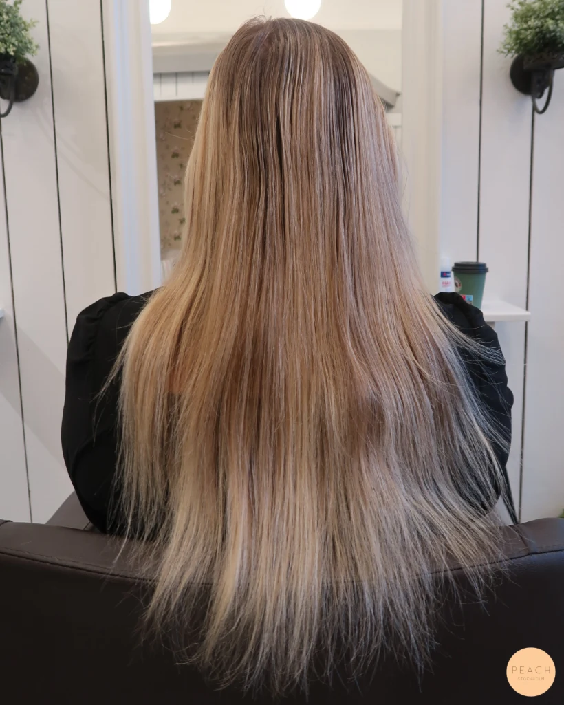 Blond balayage med mjuk root shadow