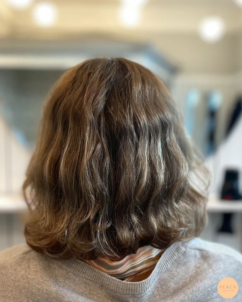 Kall beige blond hårfärg med bevarad naturlig botten
