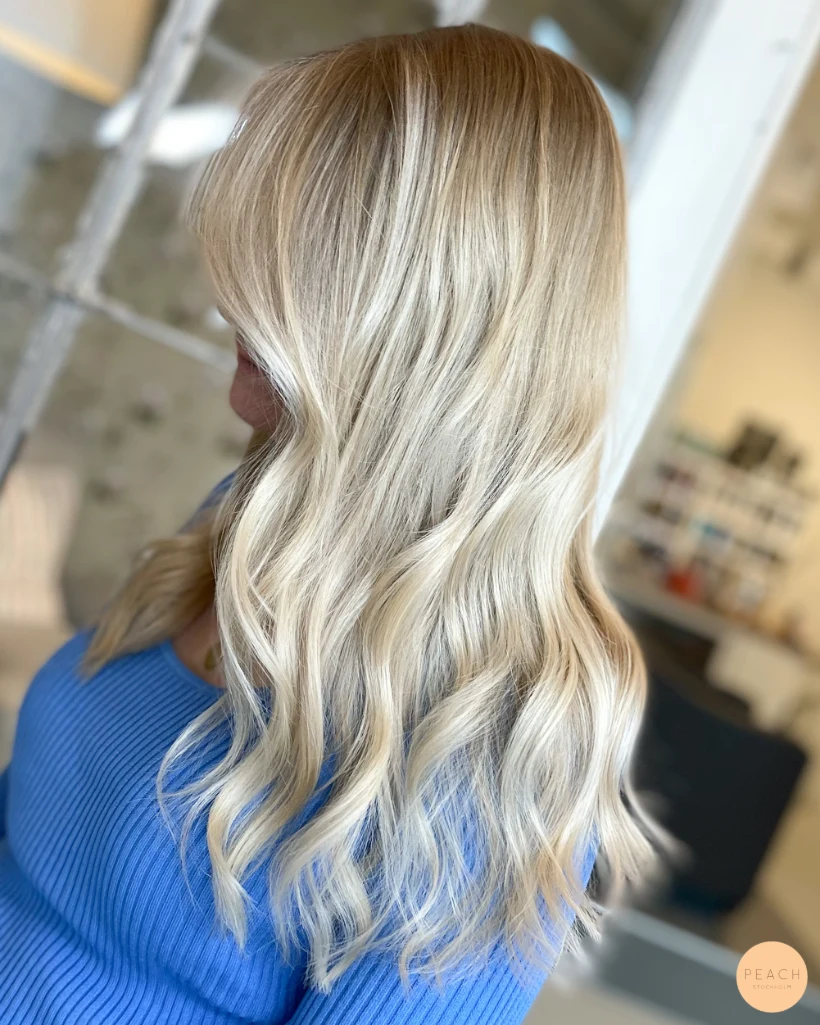 Naturlig blond hårfärg med mjuka teasylights