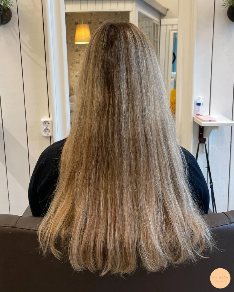 Kall beige blond hårfärg med ljusa slingor och mjuk root shadow
