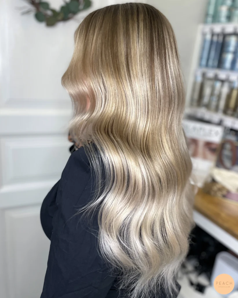 Bright blonde hair med mjuka lowlights