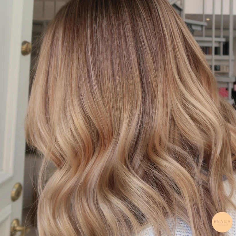 Varm guldig Balayage på mörkt hår