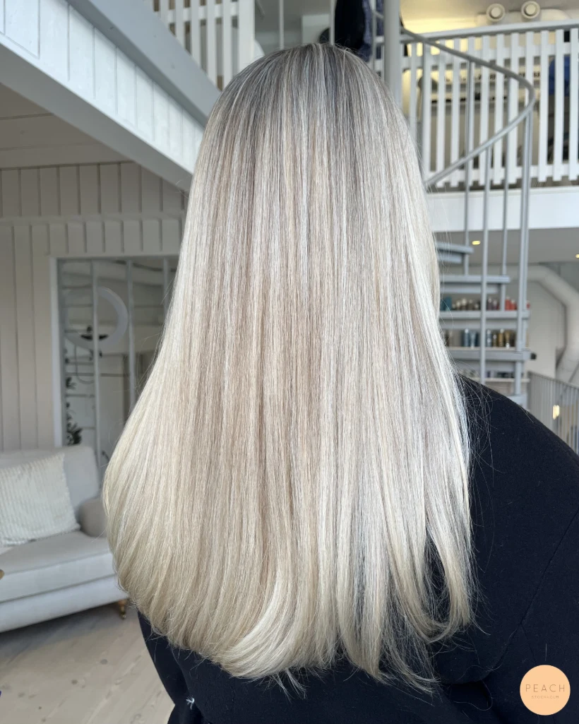 Light blonde hair med ljusa slingor