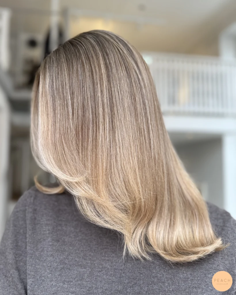 Scandi blonde hair med Olaplex