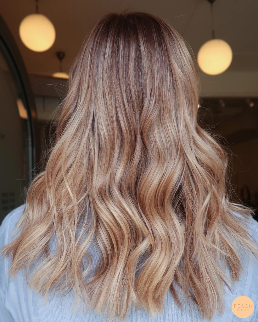 Ljusa slingor i beigeblond hårfärg