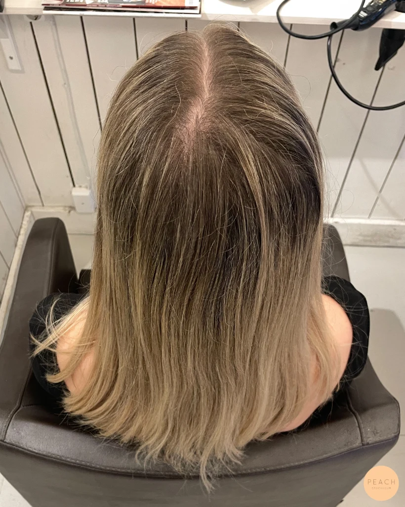 Blonda slingor med sval nyansering