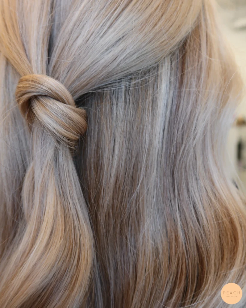 Beige blond hårfärg med ljusa och mörka slingor och ljusa slingor