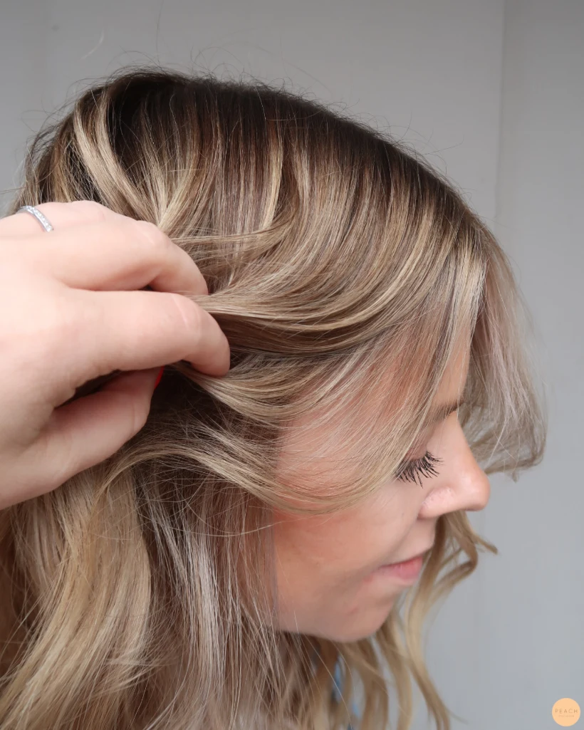 Beigeblond hårfärg med ljusa slingor och rootshadow