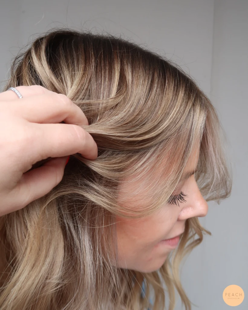Beigeblond hårfärg med ljusa slingor och rootshadow