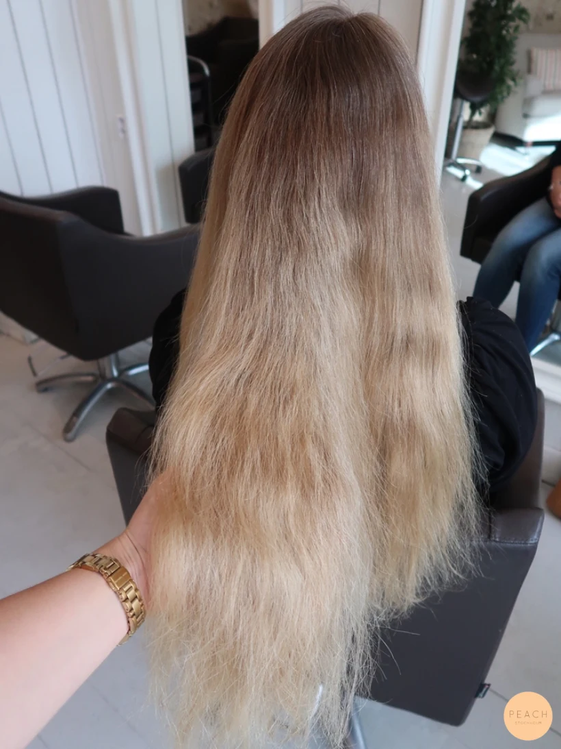 Blond hårfärg med olika nyanser och mjuka lowlights