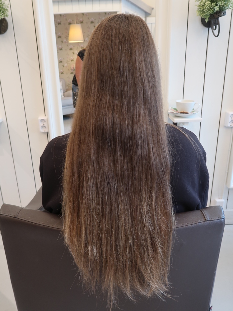 Blond balayage beige slingor på långt hår