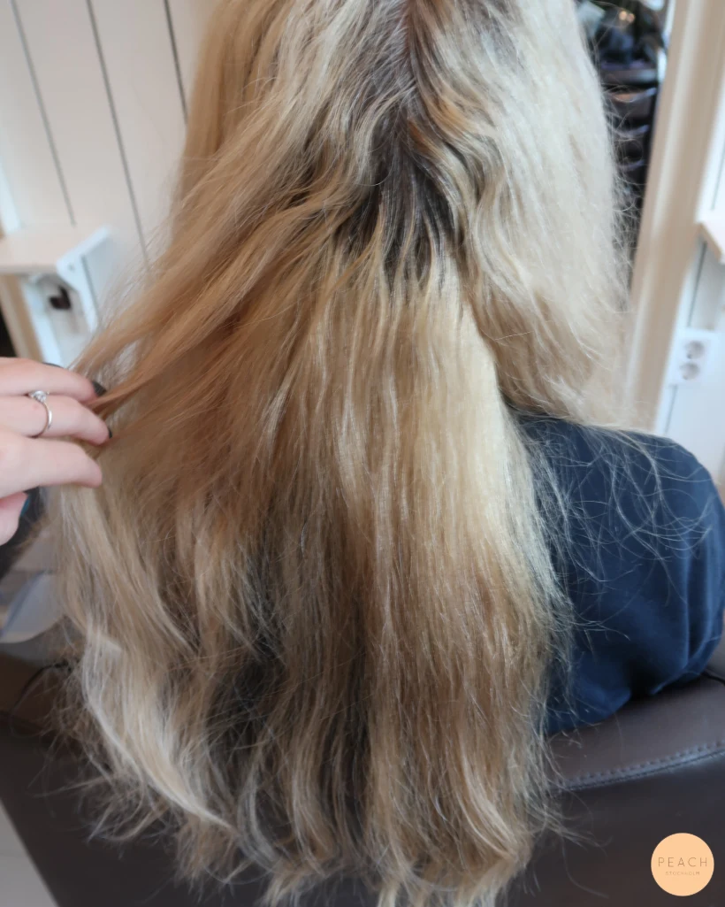 Soft beige kopparblond hårfärg med ljusa slingor