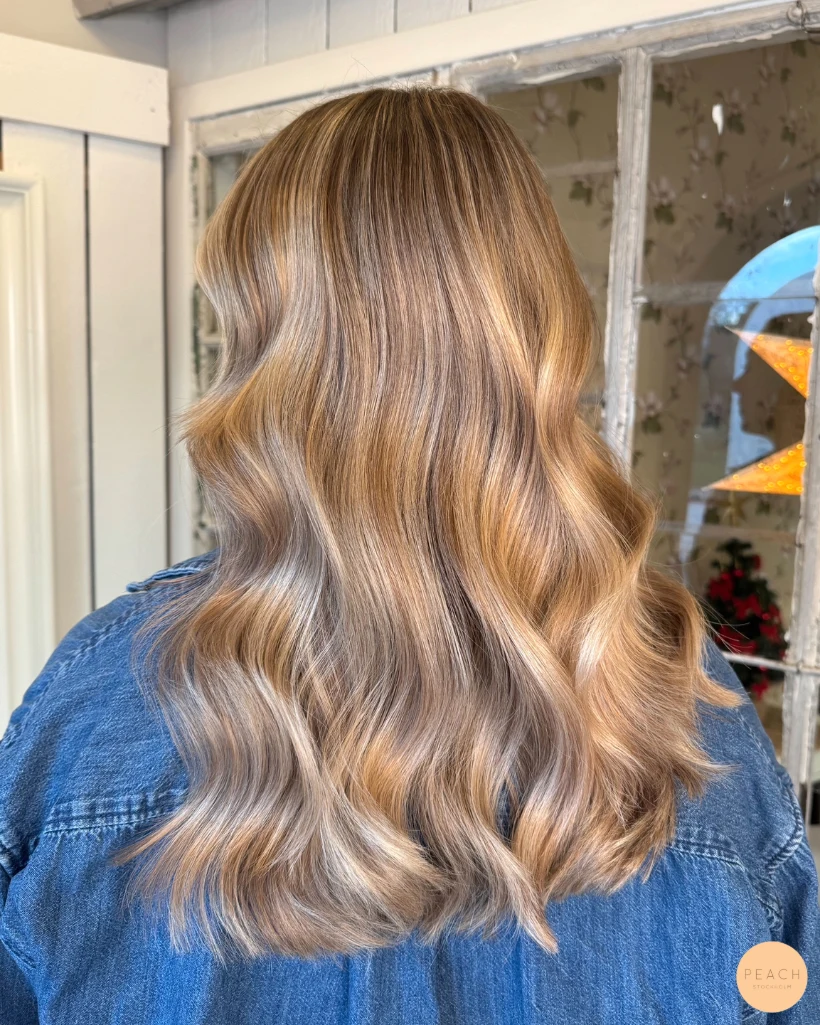 Krämig blond hårfärg med mjuk root shadow