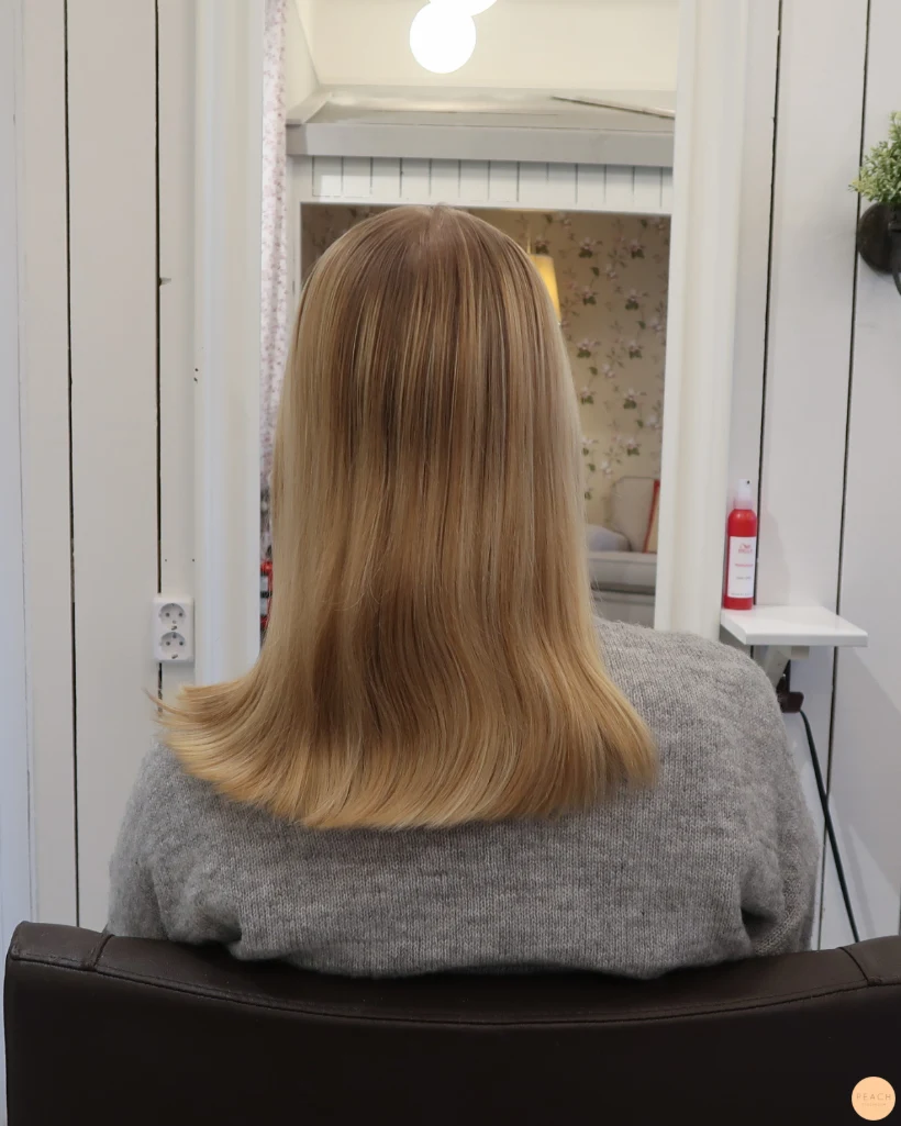 Lyxig blond hårfärg med slingor och lob klippning