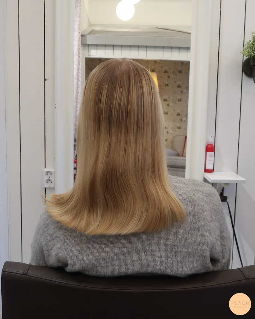 Lyxig blond hårfärg med slingor och lob klippning