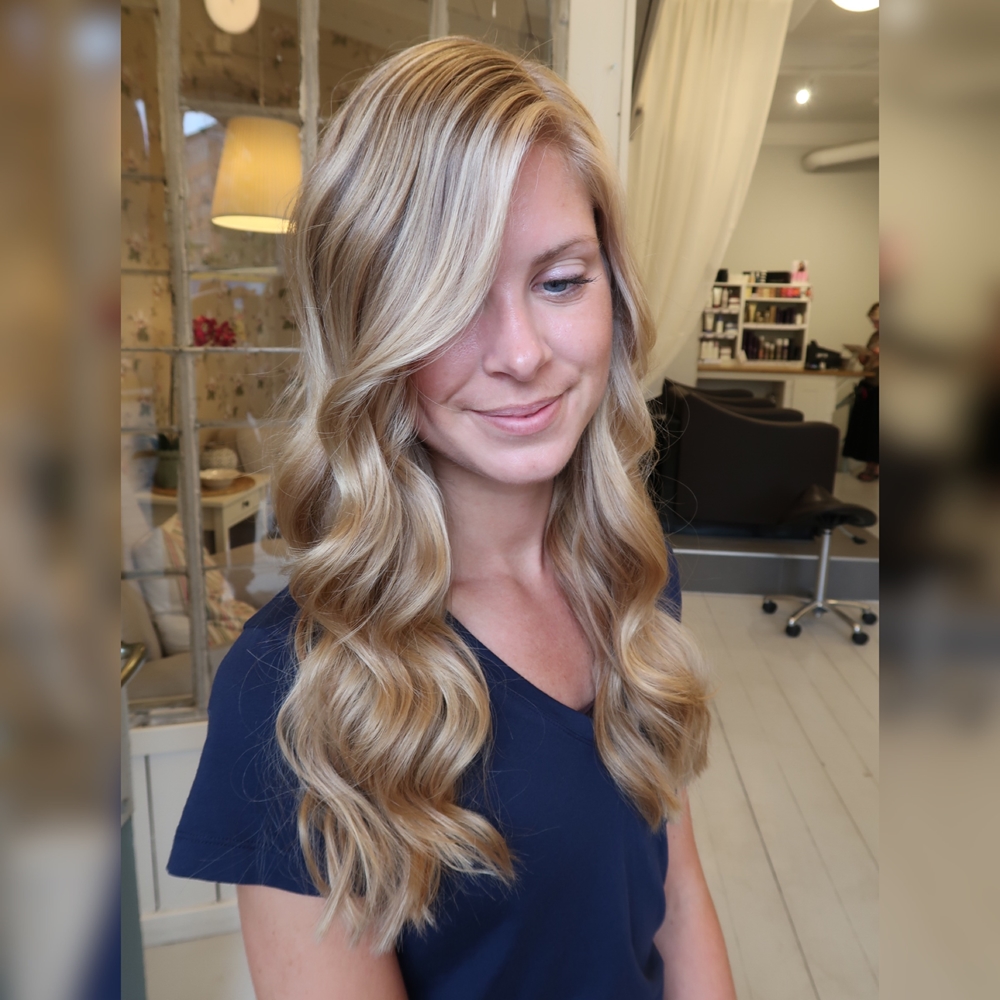 Beigeblond hårfärg med slingor