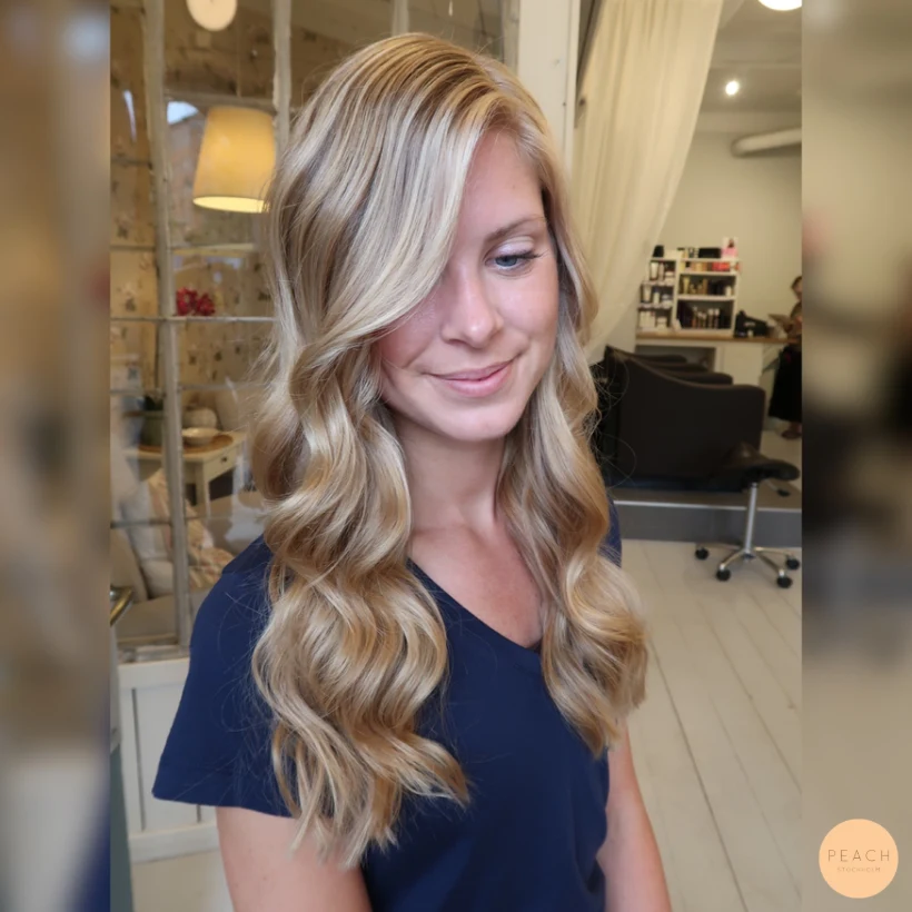 Beigeblond hårfärg med slingor
