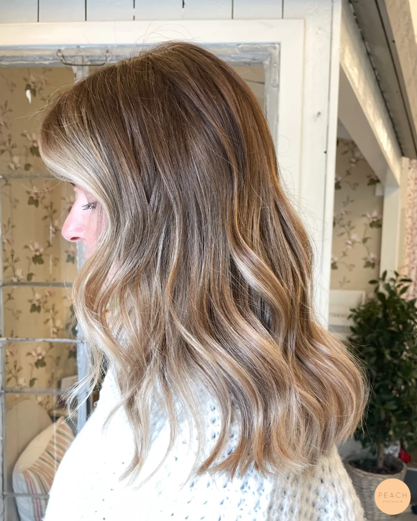 Beige blond hårfärg med rootshadow
