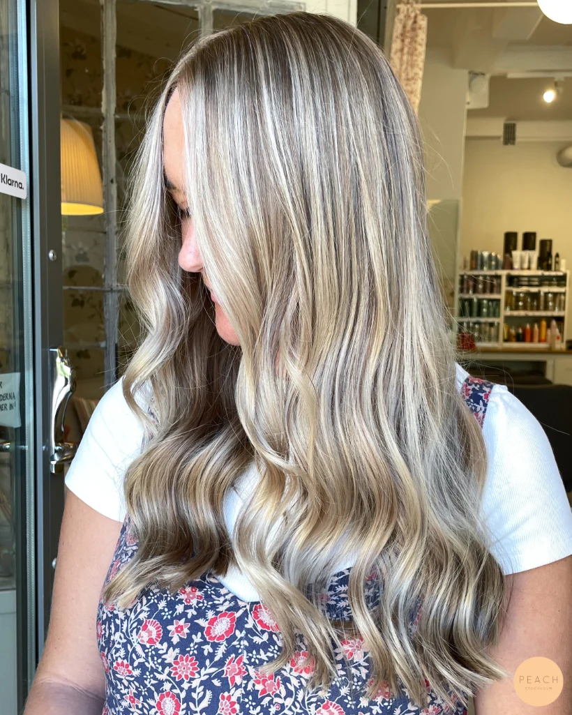 Beige blond hårfärg med slingor – inspiration 4 augusti 2022