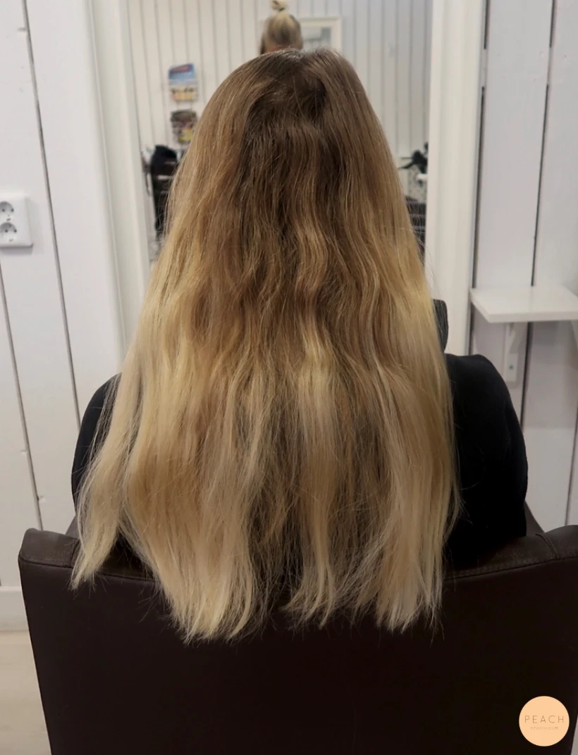 Blonda slingor med balayageteknik