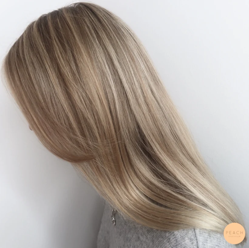 Kall blond hårfärg med ljusa slingor och sval nyansering