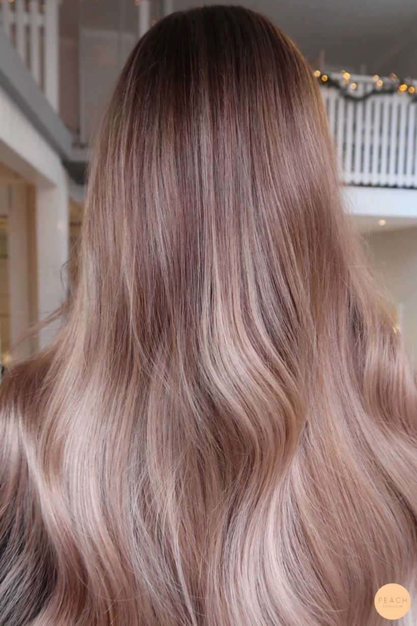 Soft balayage brown hair med ljusa slingor