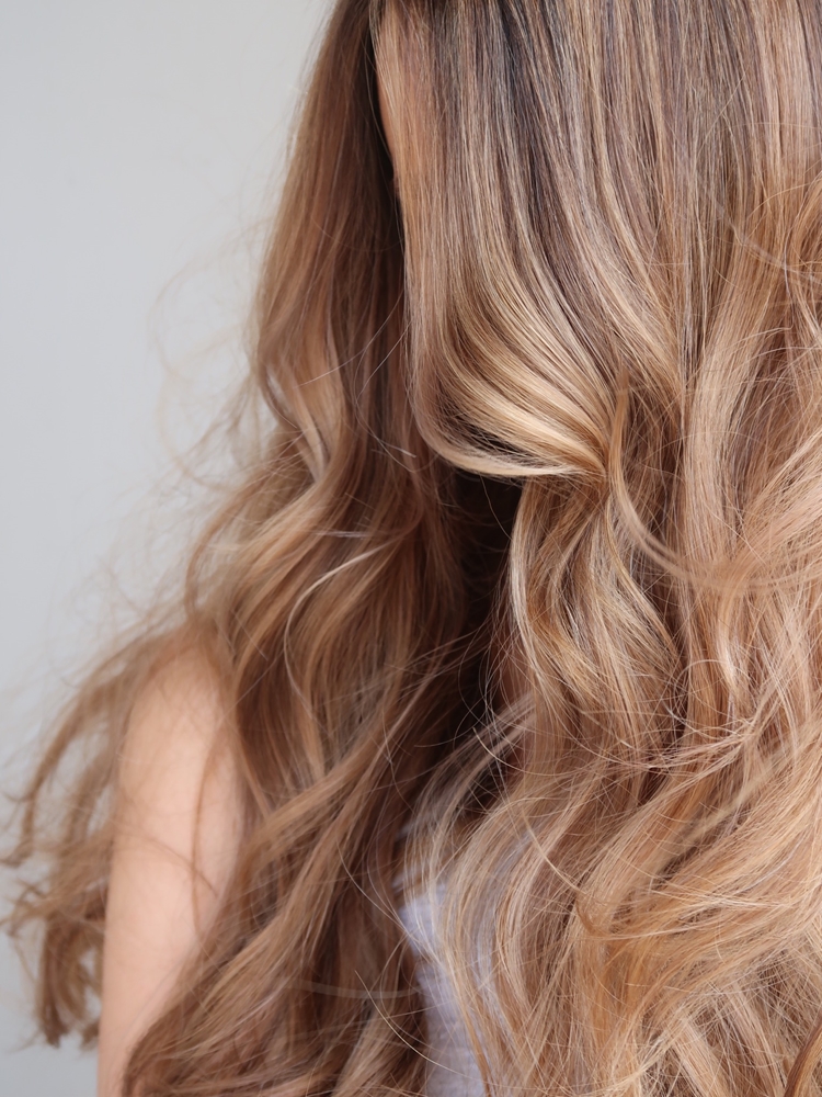 Krämig blond balayage ljusa slingor
