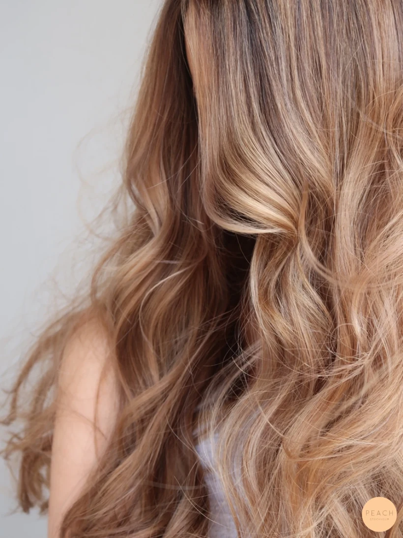 Krämig blond balayage ljusa slingor