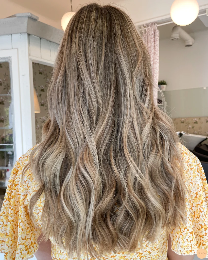 Kall beige hårfärg med slingor