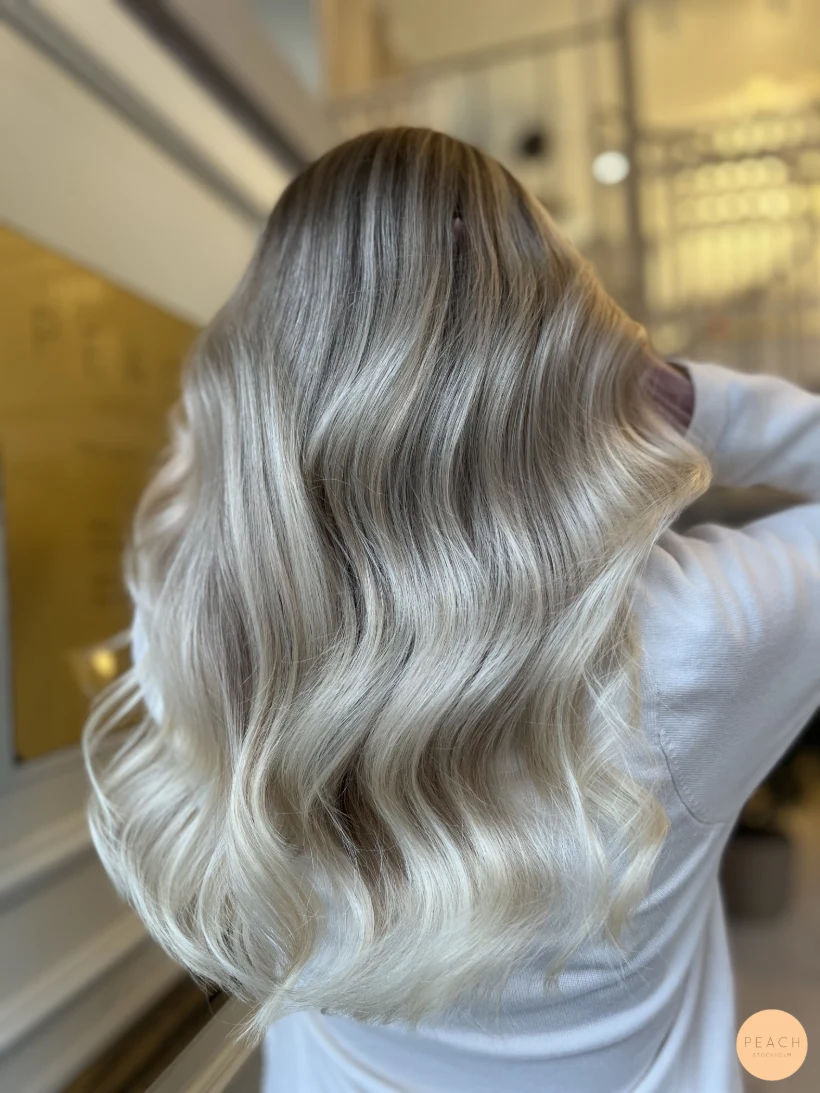 Kall blond balayage med extra glans