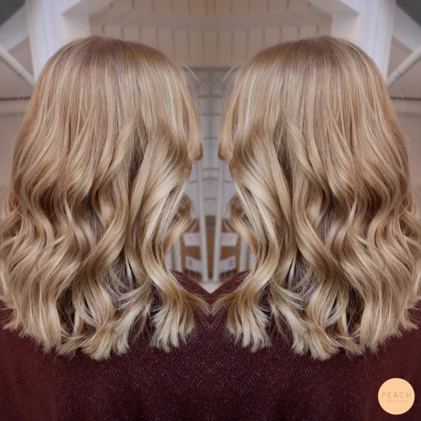 Blond med bruna slingor och mjuka lowlights