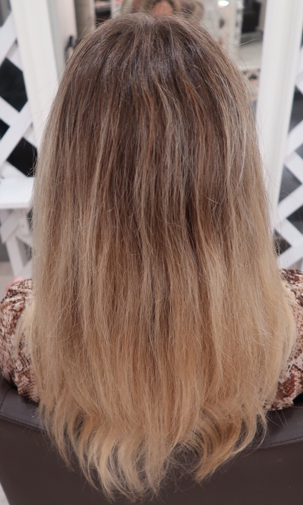 Blond lowlights root stretch