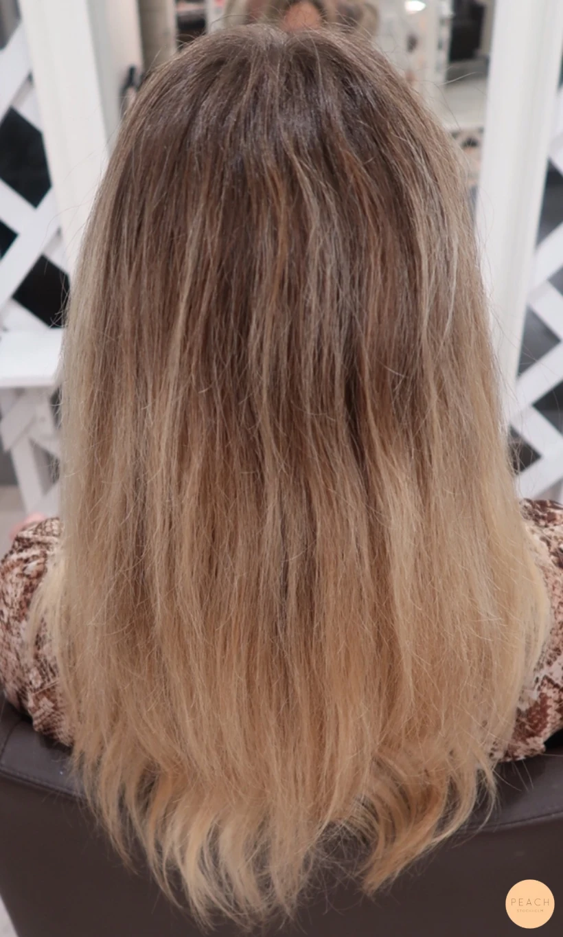 Blond lowlights root stretch