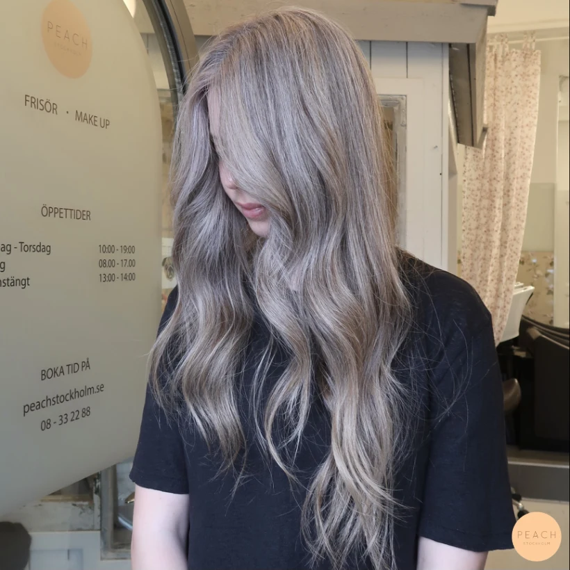 Mellanblond med ljusa slingor