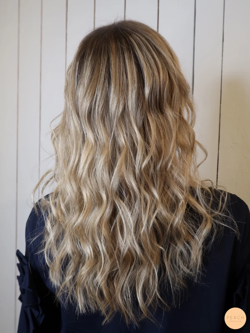 Ljusa slingor med mörk botten