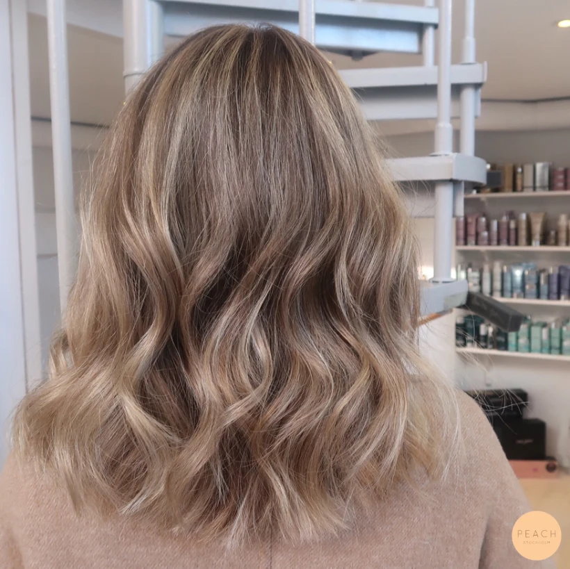 Blonde highlights med ljusa slingor