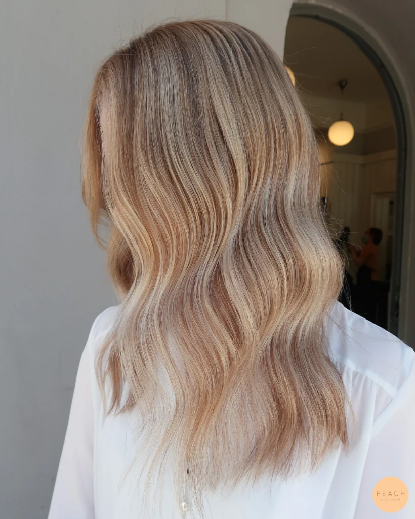 Beige blond hårfärg med ljusa och mörka slingor och beige toner