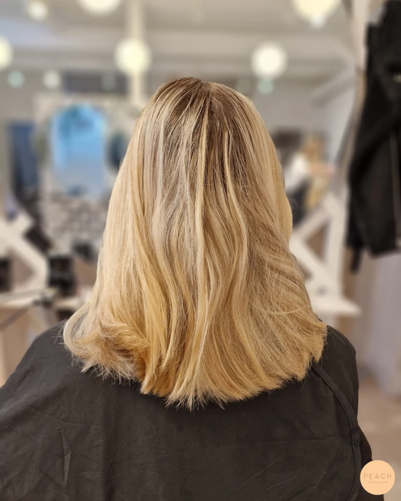 Beige blond med ljusa slingor – salongsresultat av Gözde Koc, 24 juli 2023